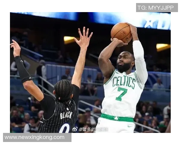 杰伦布朗表现稳定但未能带领球队获胜18投9中斩获25分6篮板4助攻