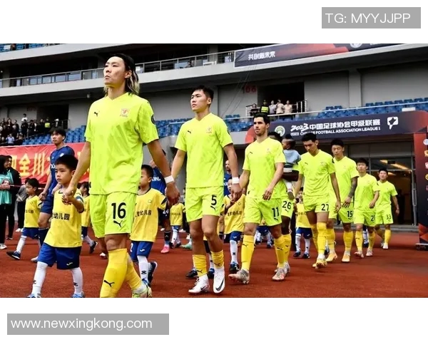 客胜三镇成功保级球迷热情迎接深圳新鹏城全队归来