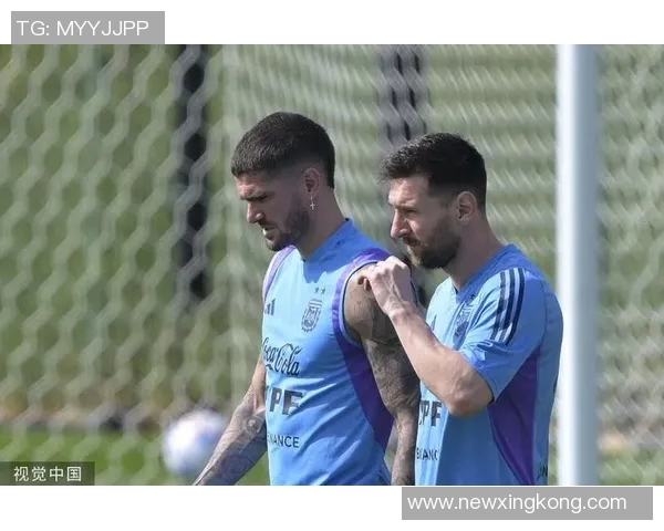 德保罗与梅西庆祝合照分享期待最后一步共同努力实现目标