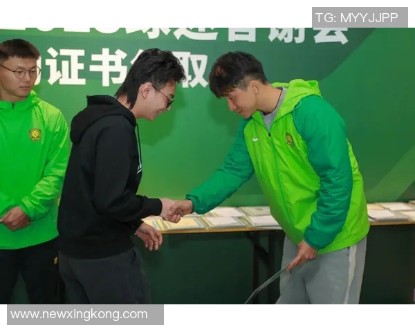 方昊回防积极却意外铲翻队友张源致敬马季奇经典瞬间引发笑声