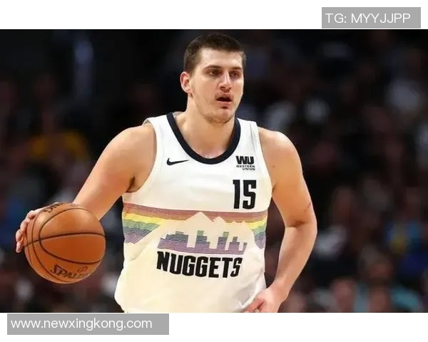 约基奇底线运球转身秀技艺精妙甩传助攻令人惊叹