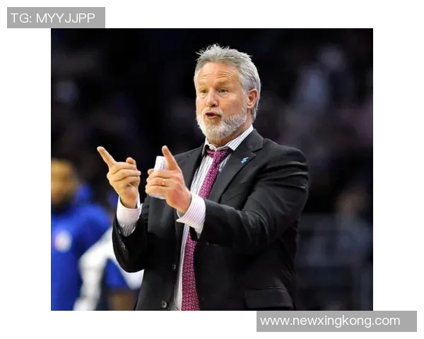 布朗强调需持续为A西蒙斯创造进攻空间其适应替补角色表现出色